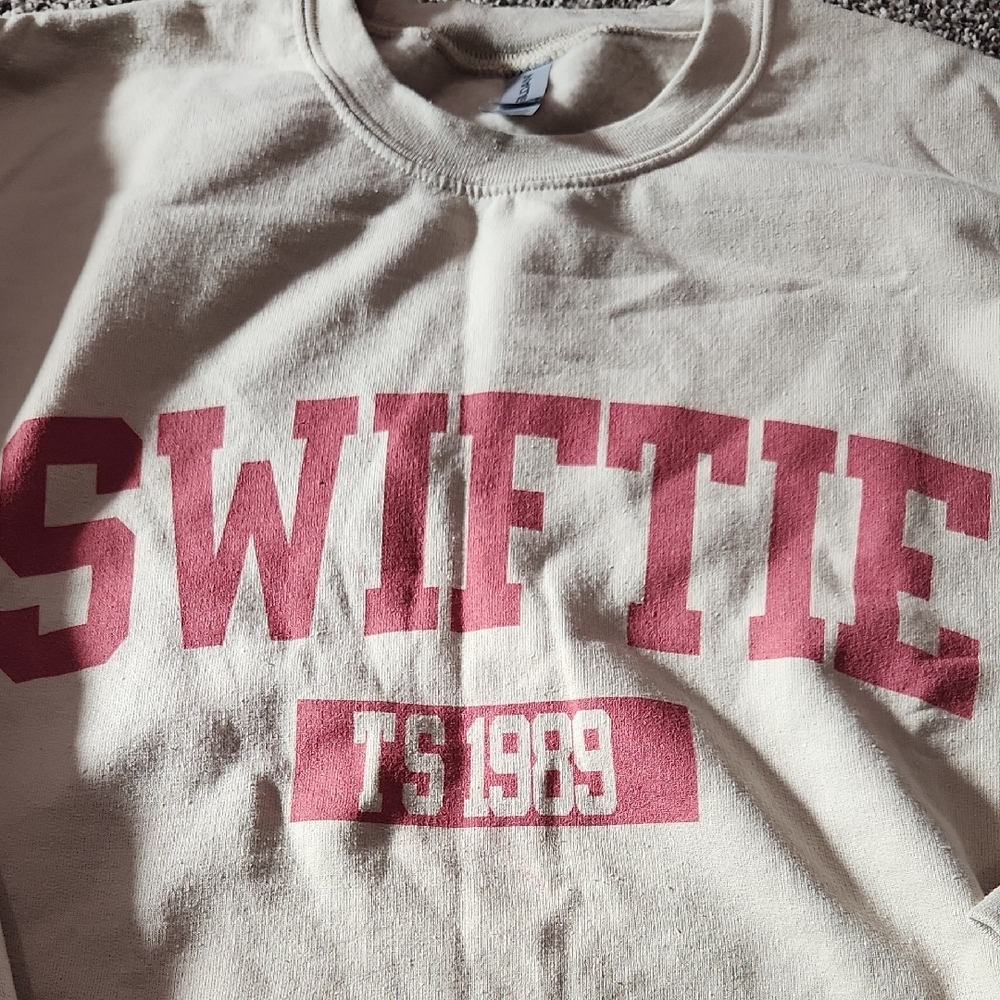 🔥SWIFTIE🔥 Gildan Tan Crewneck Sweater with Pink Graphic - Picture 4 of 7